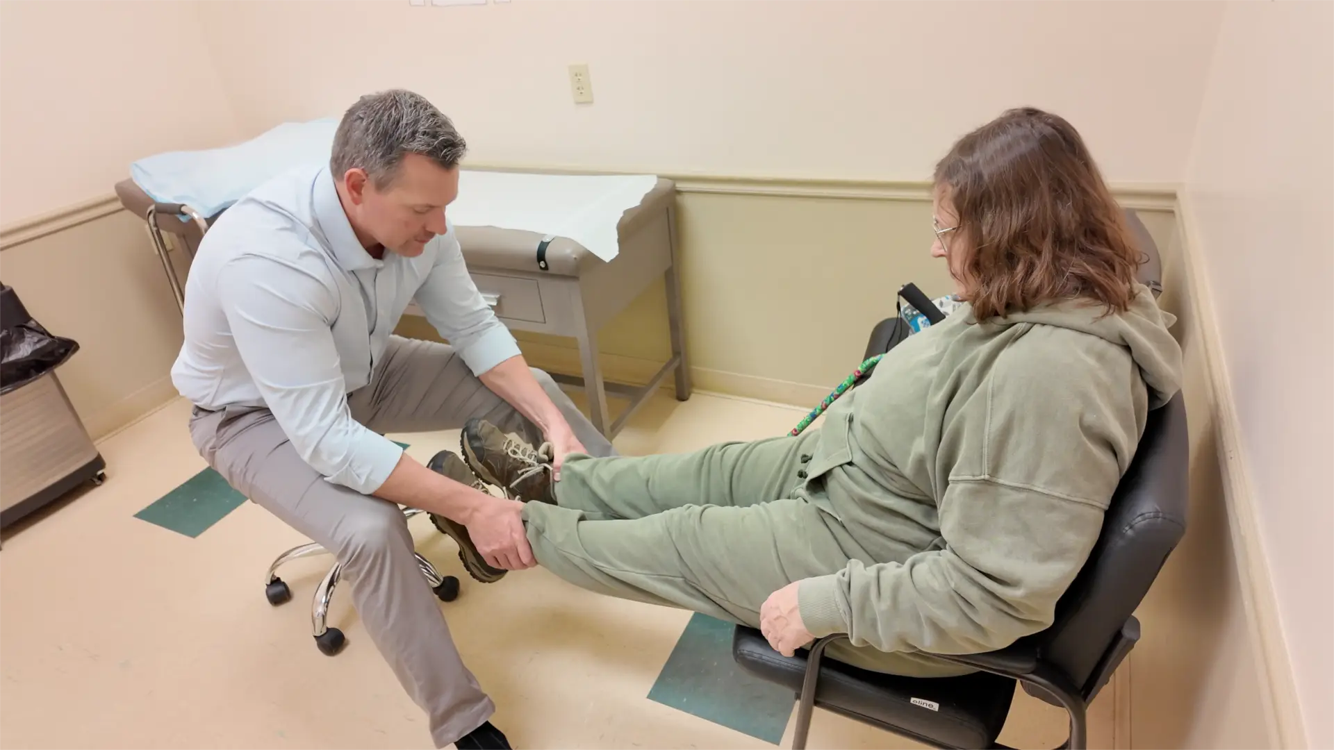 Hero Images Joe with Hip Patient New angle